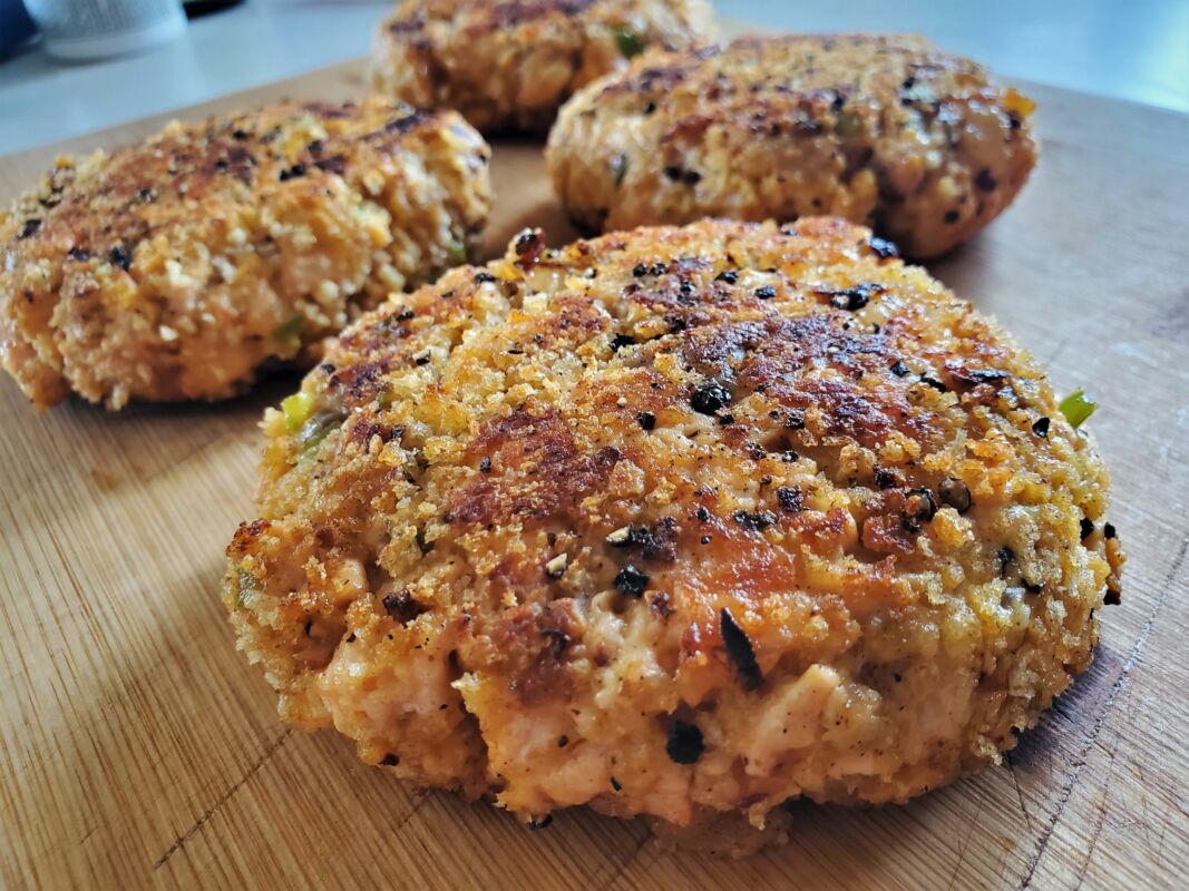 A picture of cooked salmon filet patties.